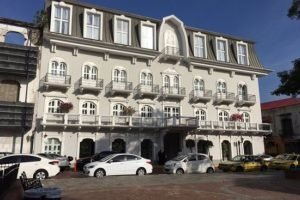 Imgi 8 fachada del hotel central 300x200